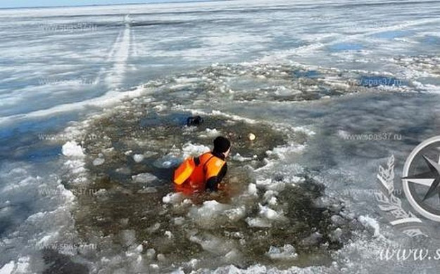 Водолазы подняли со дна Волги провалившегося под лед водителя мотобуксировщика